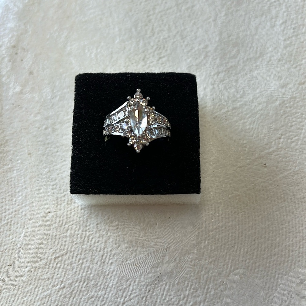 *NWOT* Beautiful Brand New S925 Ring